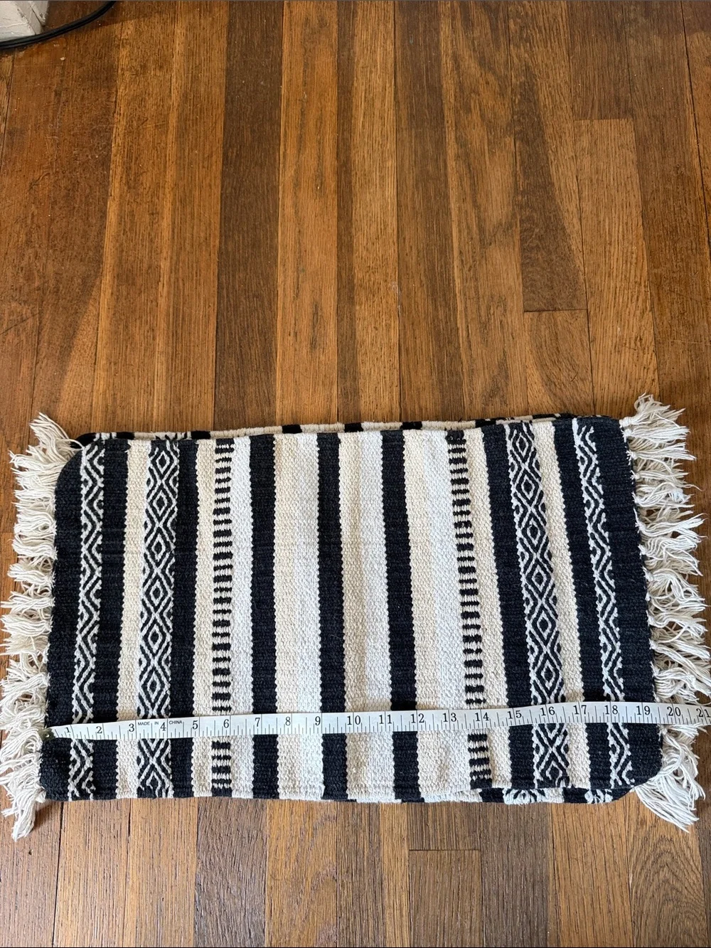 🍴Set of 4 black/cream patterned rectangular placemats.